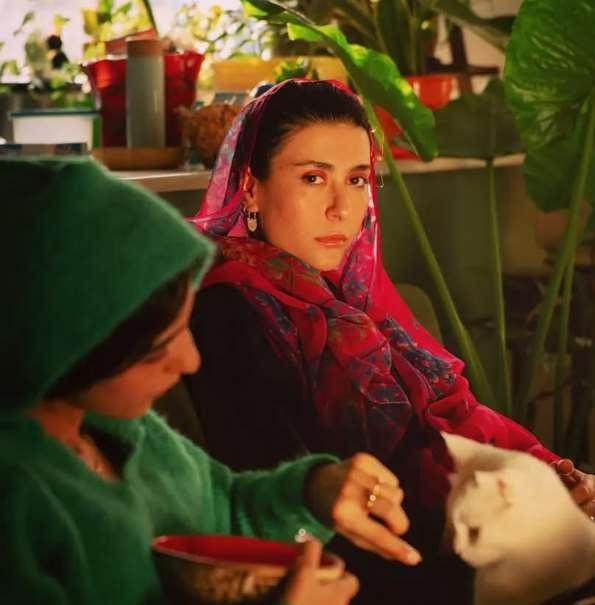 عکس مژده دایی در کافه