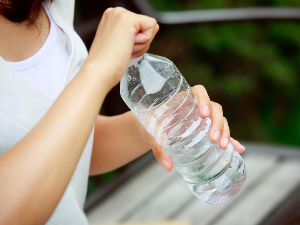 درمان های طبیعی کم آبی: نوشیدن آب حین ورزش