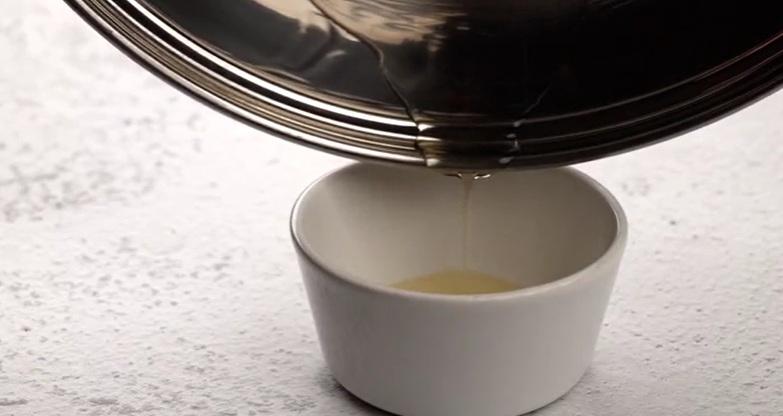 نحوه نچسب کردن ماهی تابه با روغن 7