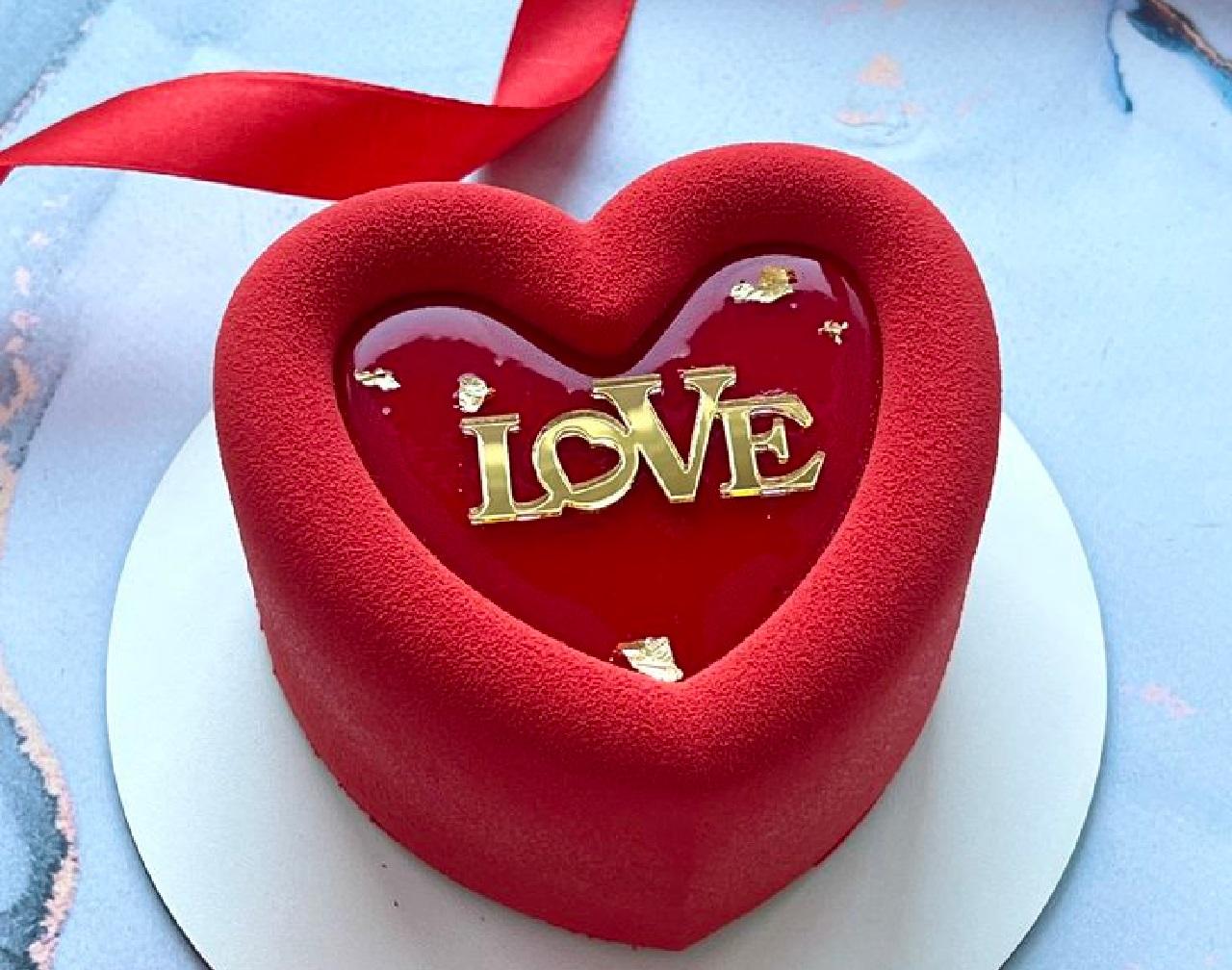 کیک روز زن فانتزی به شکل قلب