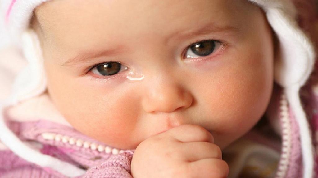 ریزش اشک چشم در نوزادان: علل، علائم و درمان خانگی و پیشگیری از آن