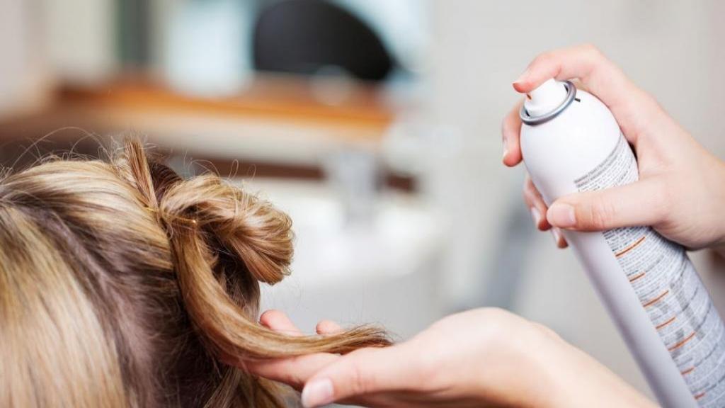 عوارض اسپری مو چیست؛ طریقه شستن موی تافت زده با 4 روش