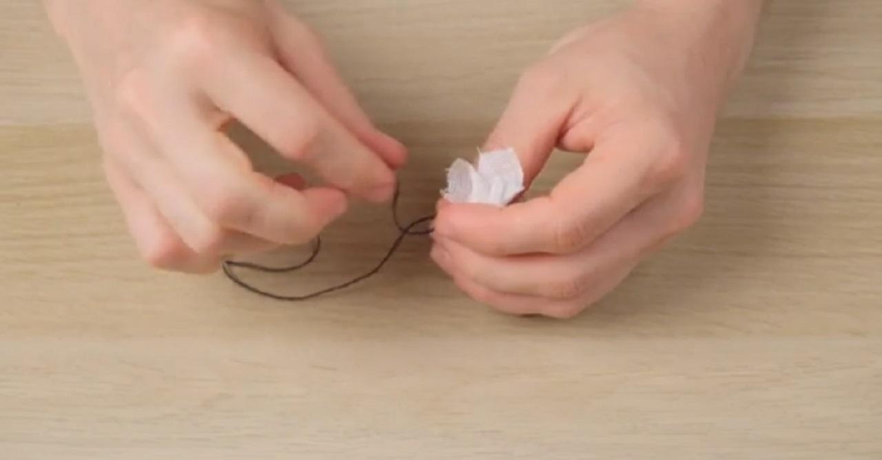 ساخت تی بگ با تا زدن و پیچیدن پارچه پنیر3