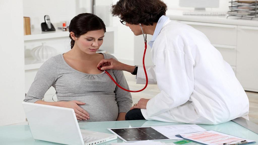 تپش قلب در بارداری: علل، علائم و راه های مدیریت ضربان قلب سریع