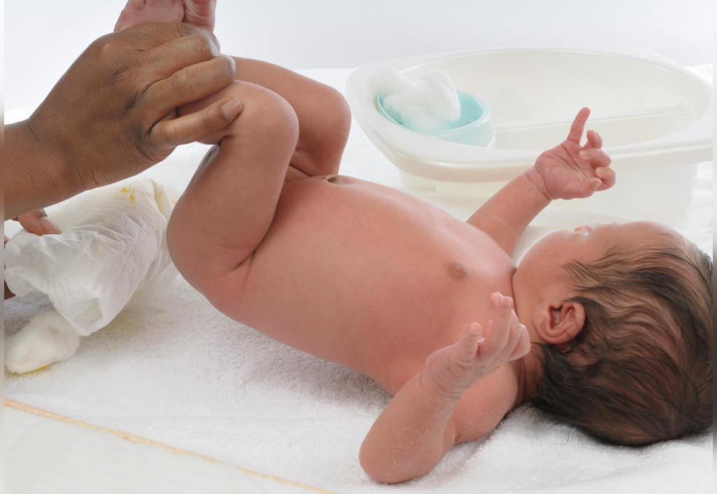 نوزاد باید روزانه چند بار مدفوع کند؟