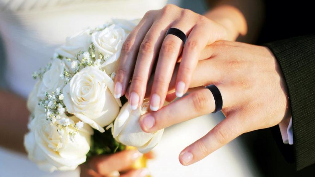 حلقه ازدواج نماد چیست و چرا در انگشت چهارم انداخته می شود با عکس