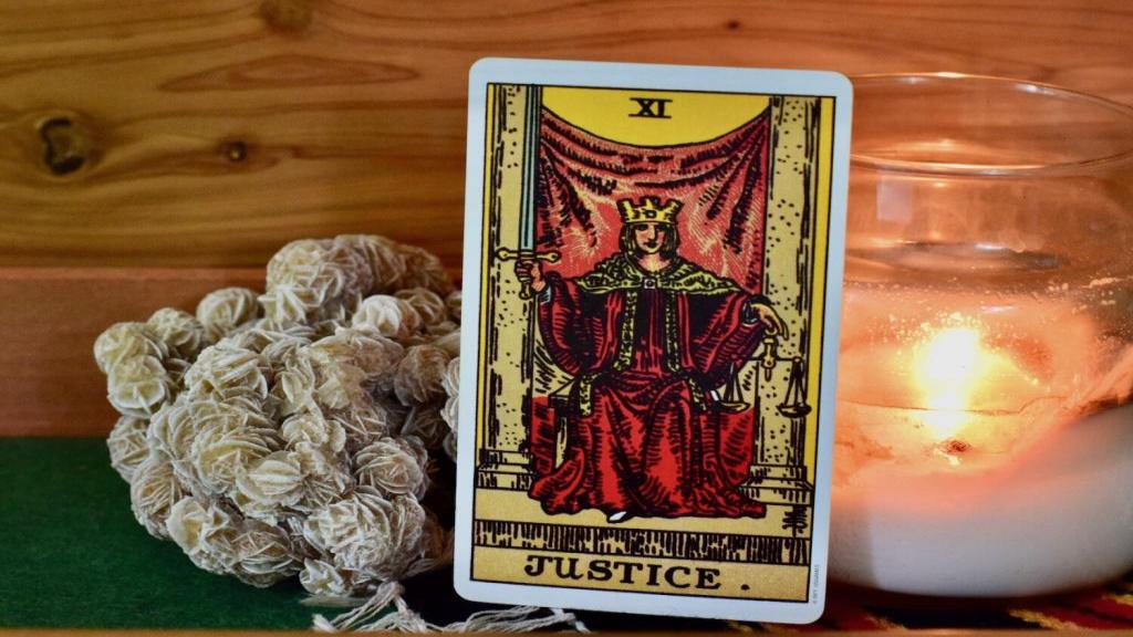 معنی کارت عدالت در تاروت کبیر؛ تفسیر دقیق و کامل کارت Justice