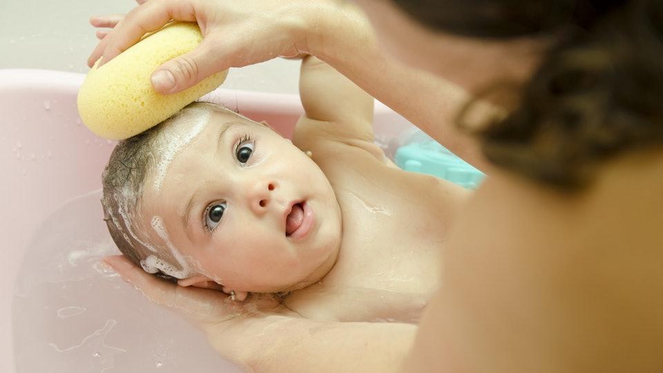 روش ها و طریقه شستن سر نوزاد + نکات مراقبت از موی کودک