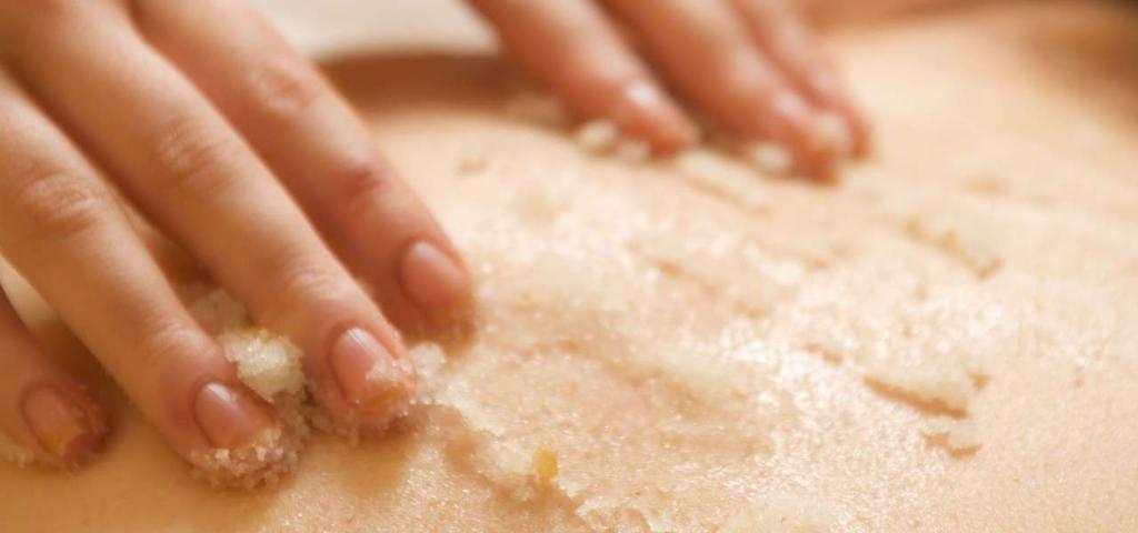  اسکراب خانگی برای پوست های خشک: اسکراب کرم پاک کننده و شکر