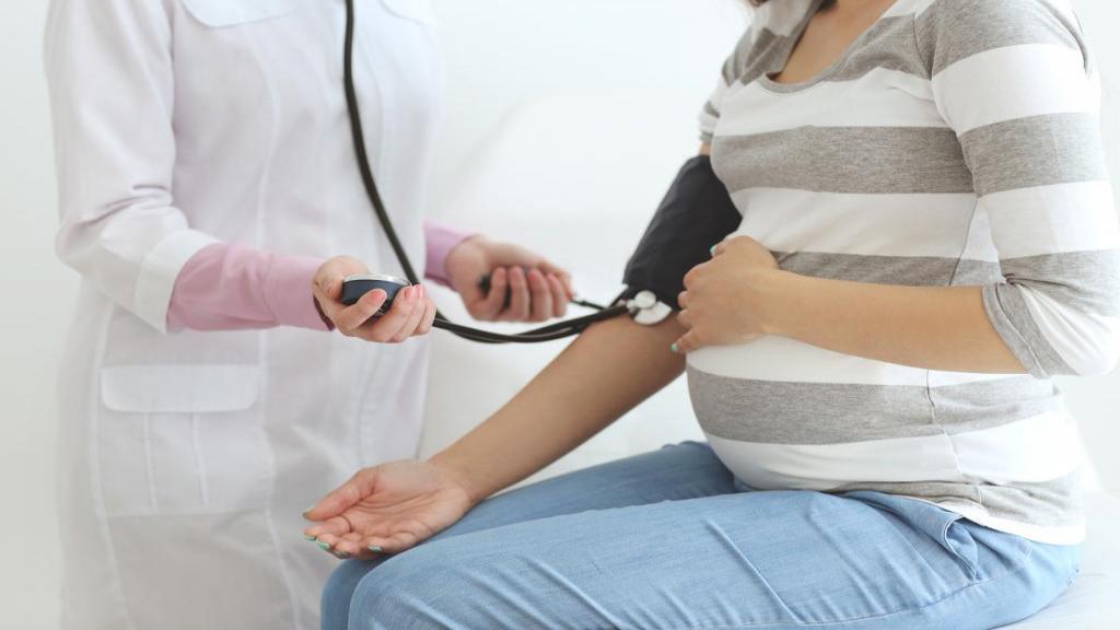 کنترل و درمان فشار خون بالا در بارداری در طب سنتی