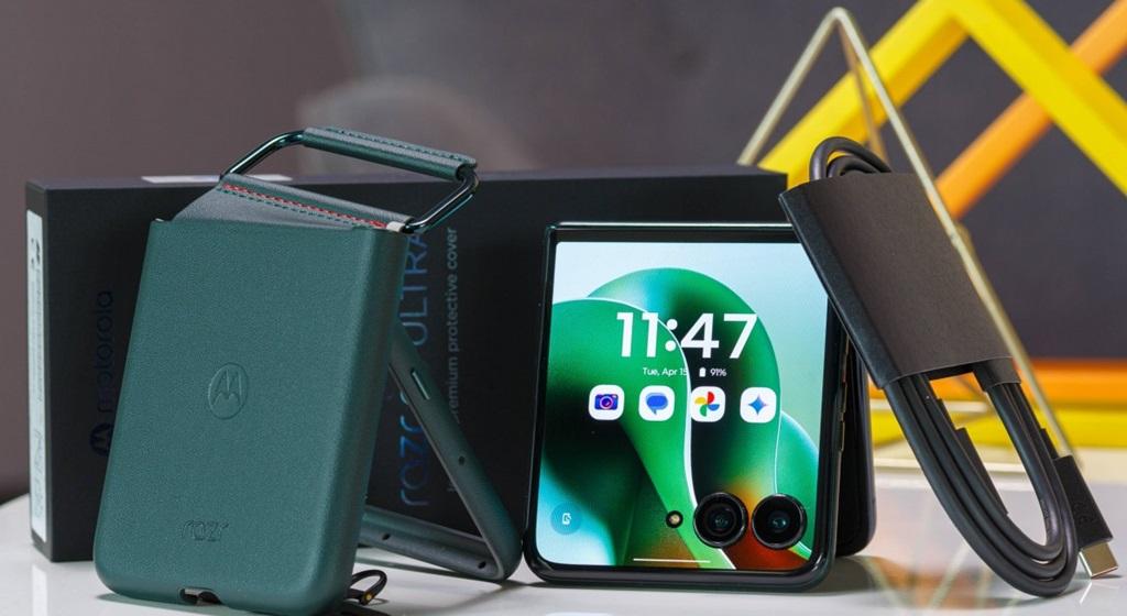 جعبه‌گشایی Motorola Razr 60 Ultra 1