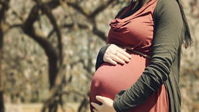 بیرون زدن ناف در بارداری و علت بروز فتق ناف در طول بارداری