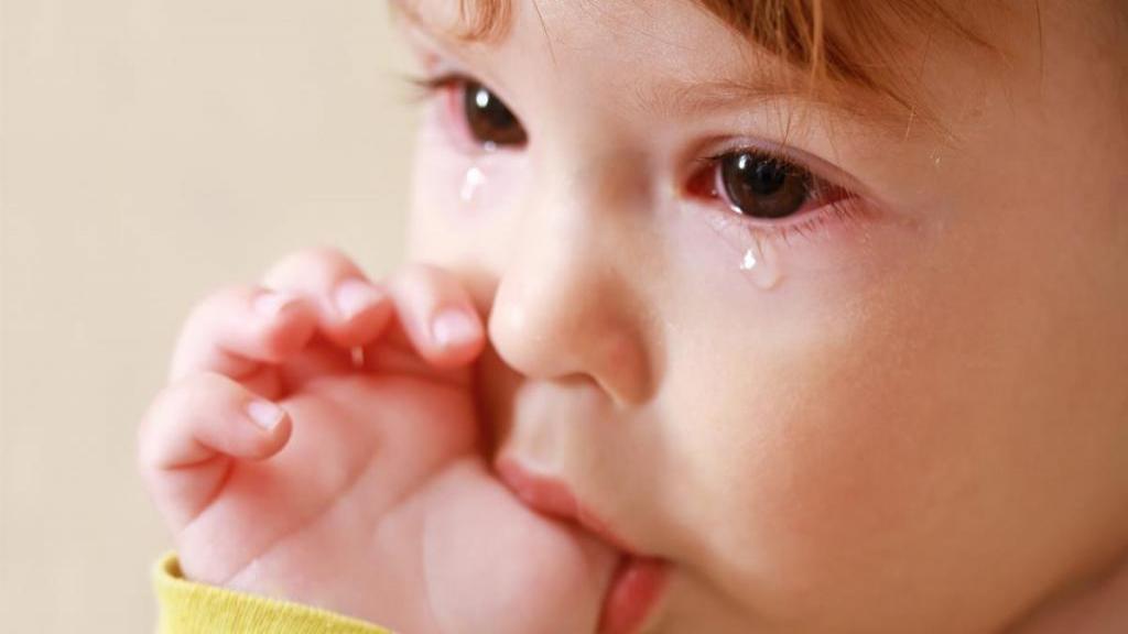 علائم آبریزش اشک چشم در نوزادان