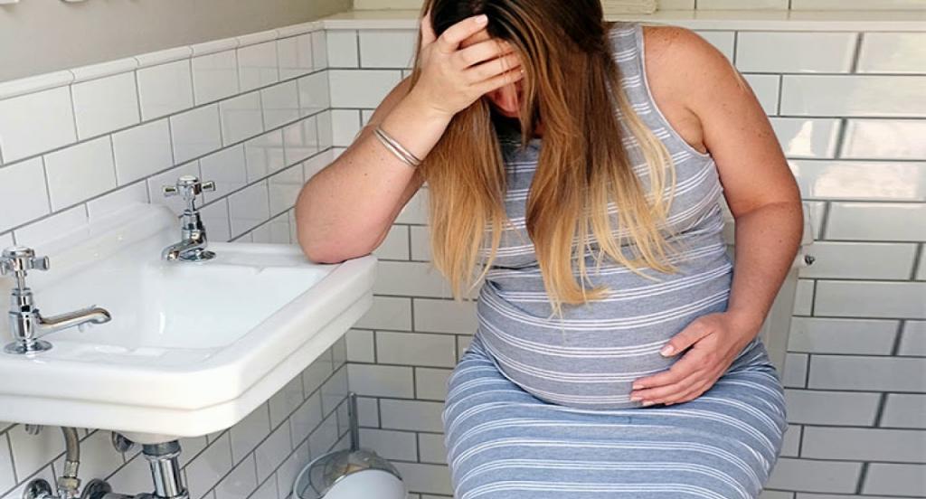 خواص نوشیدن آب در دوران بارداری برای جلوگیری از یبوست