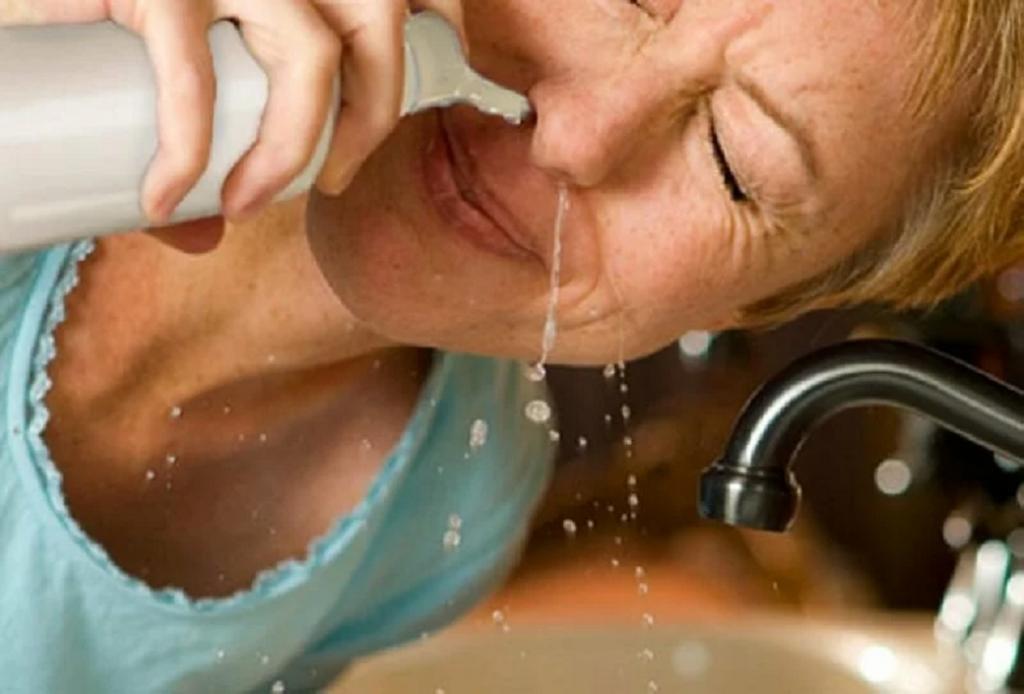 Промывать нос и горло. Промывание теплой водой. Промывание носа глотки.