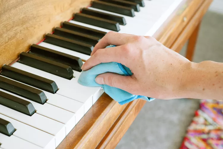 چگونه کلیدهای پیانو طبیعی عاج را تمیز کنیم5