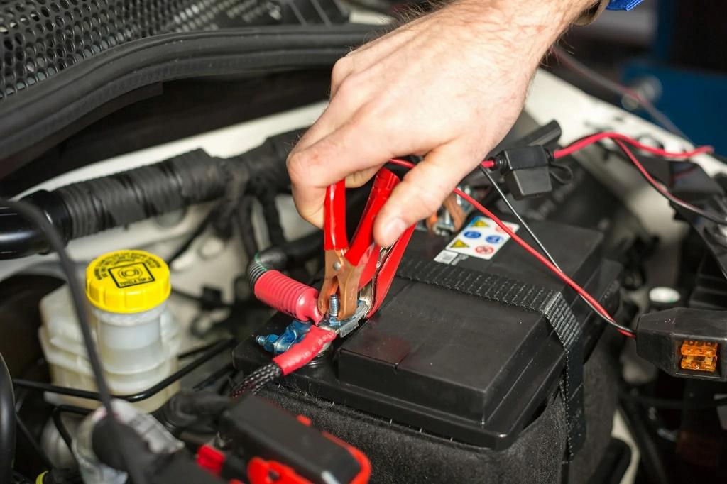  روش های احیای باتری مرده ماشین: باتری به باتری کردن