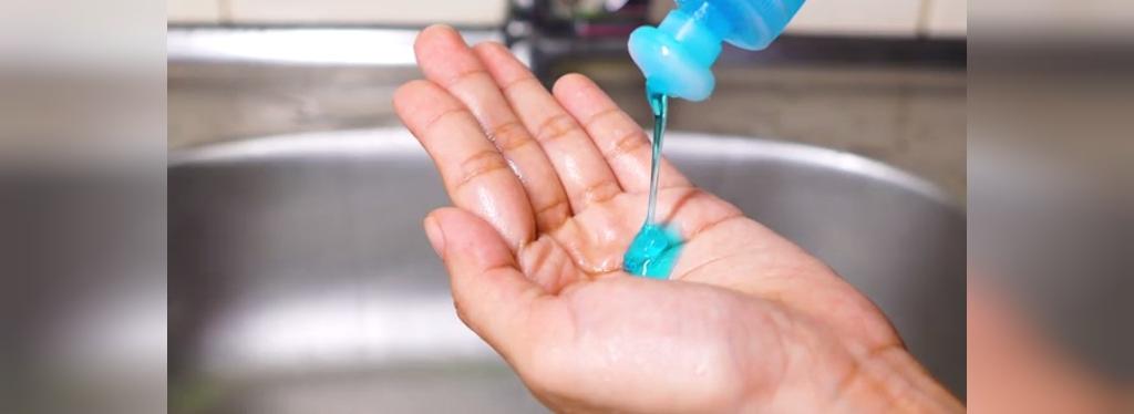 اسفنج های آرایشی قابل استفاده مجدد را با صابون مایع تمیز کنید