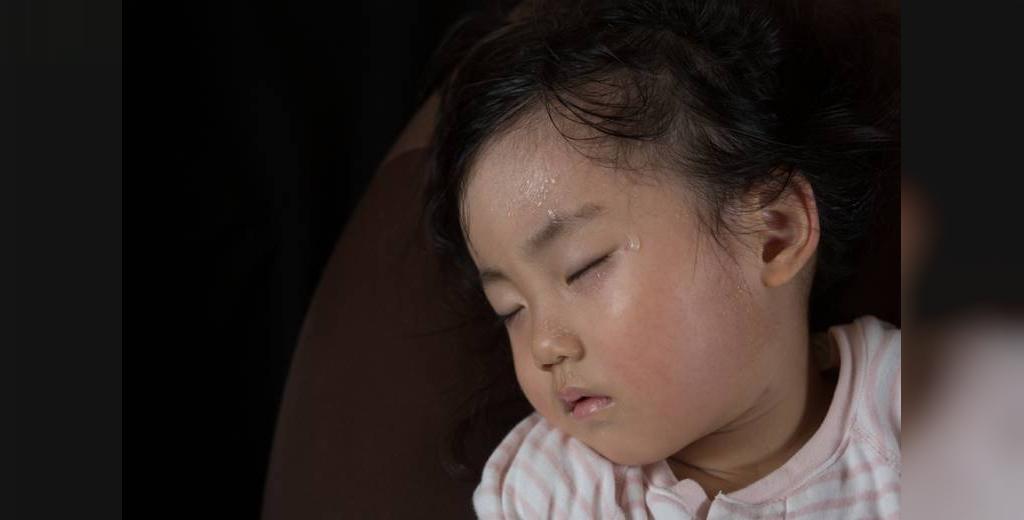آیا تعریق کودک در هنگام خواب طبیعی است؟