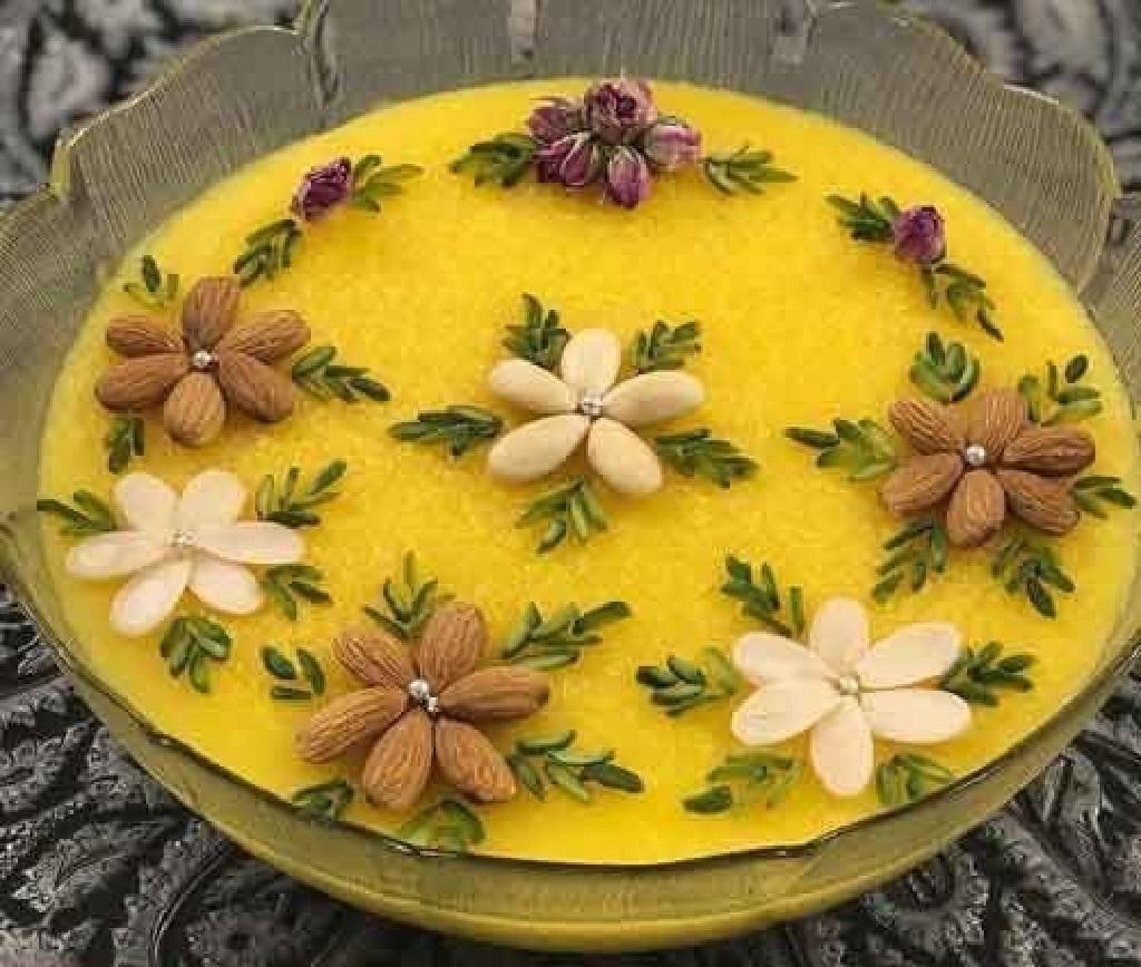 مدل تزیین شله زرد با خلال بادام و پسته 6