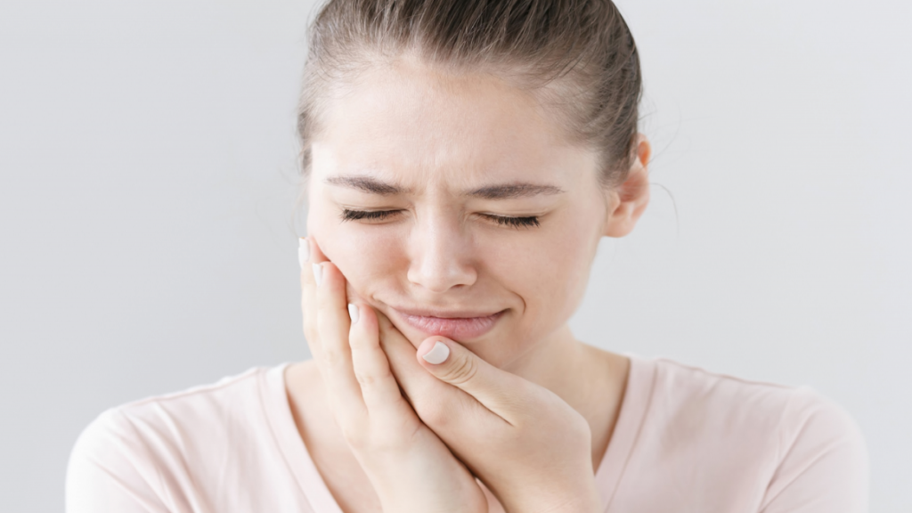دلایل شایع حساسیت دندان + 8 درمان خانگی برای آن