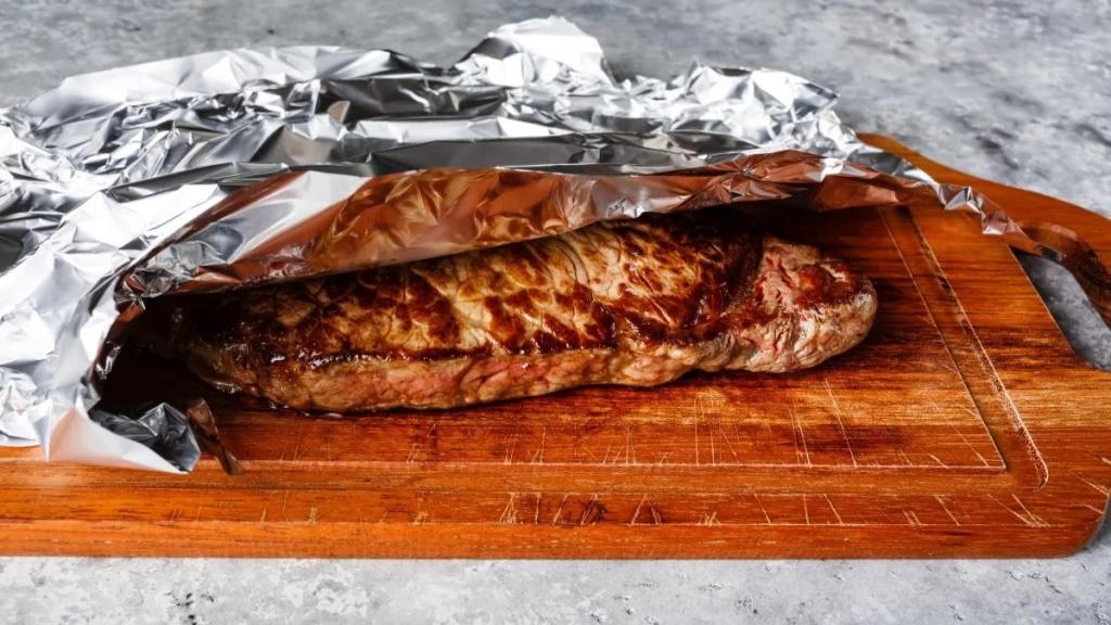 خطرات پختن گوشت با فویل؛ مضرات استفاده از فویل آلومینیومی در آشپزی