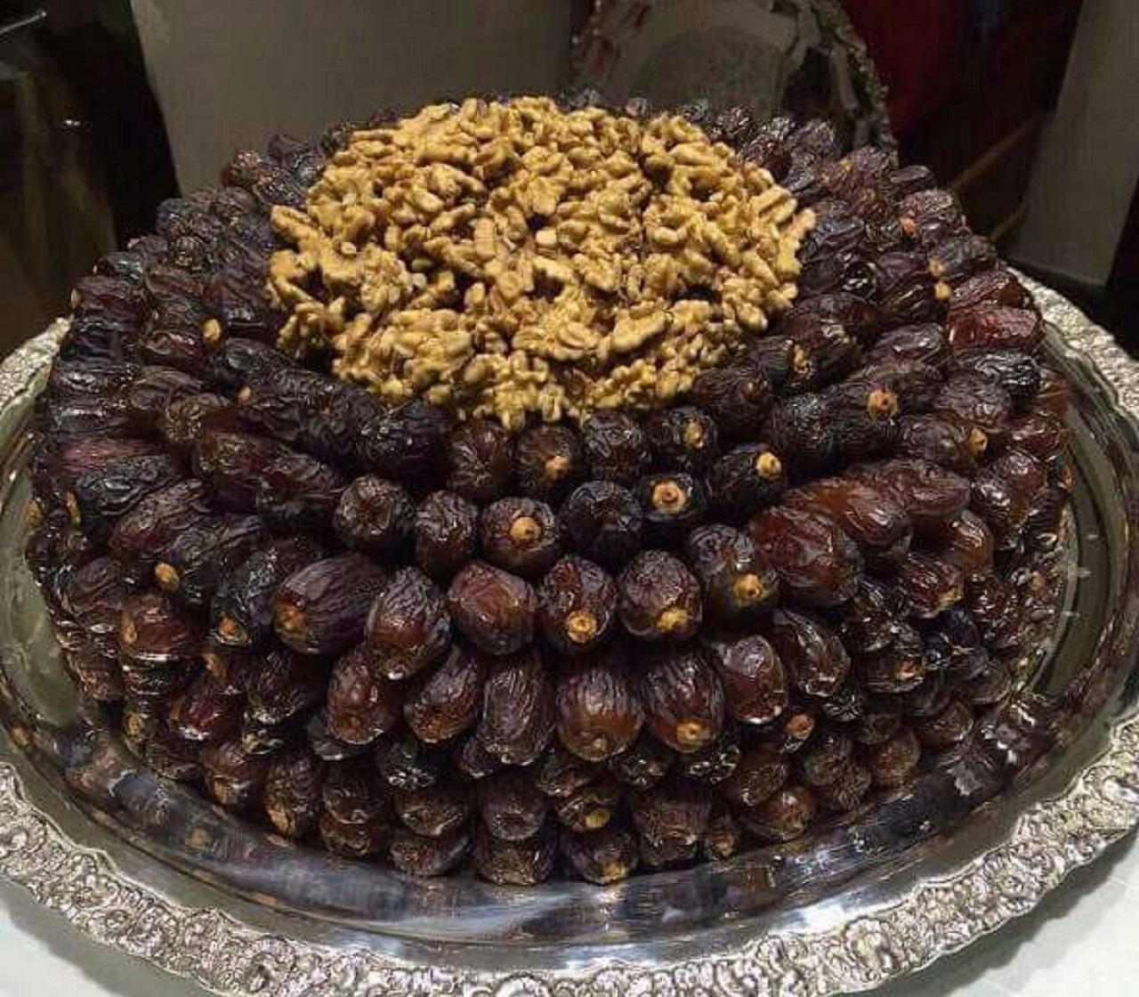 مدل تزیین خرما ساده و شیک با گردو و بادام 3