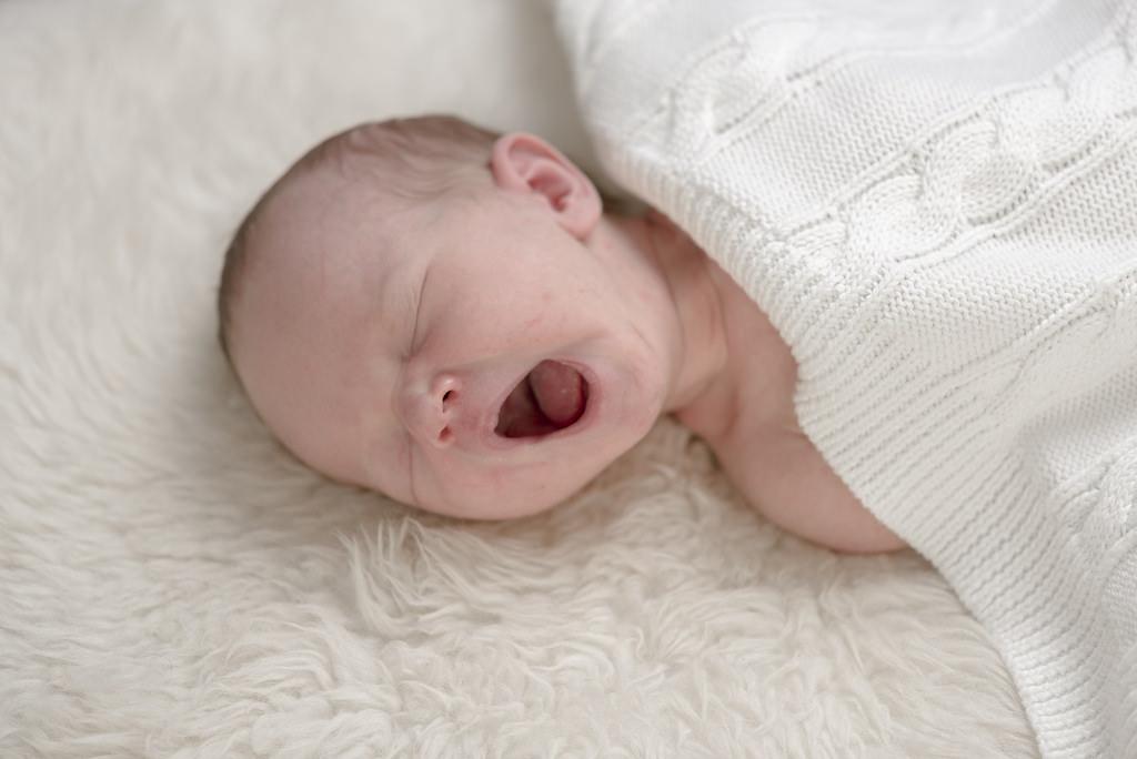 صداهای عجیب نوزاد در خواب