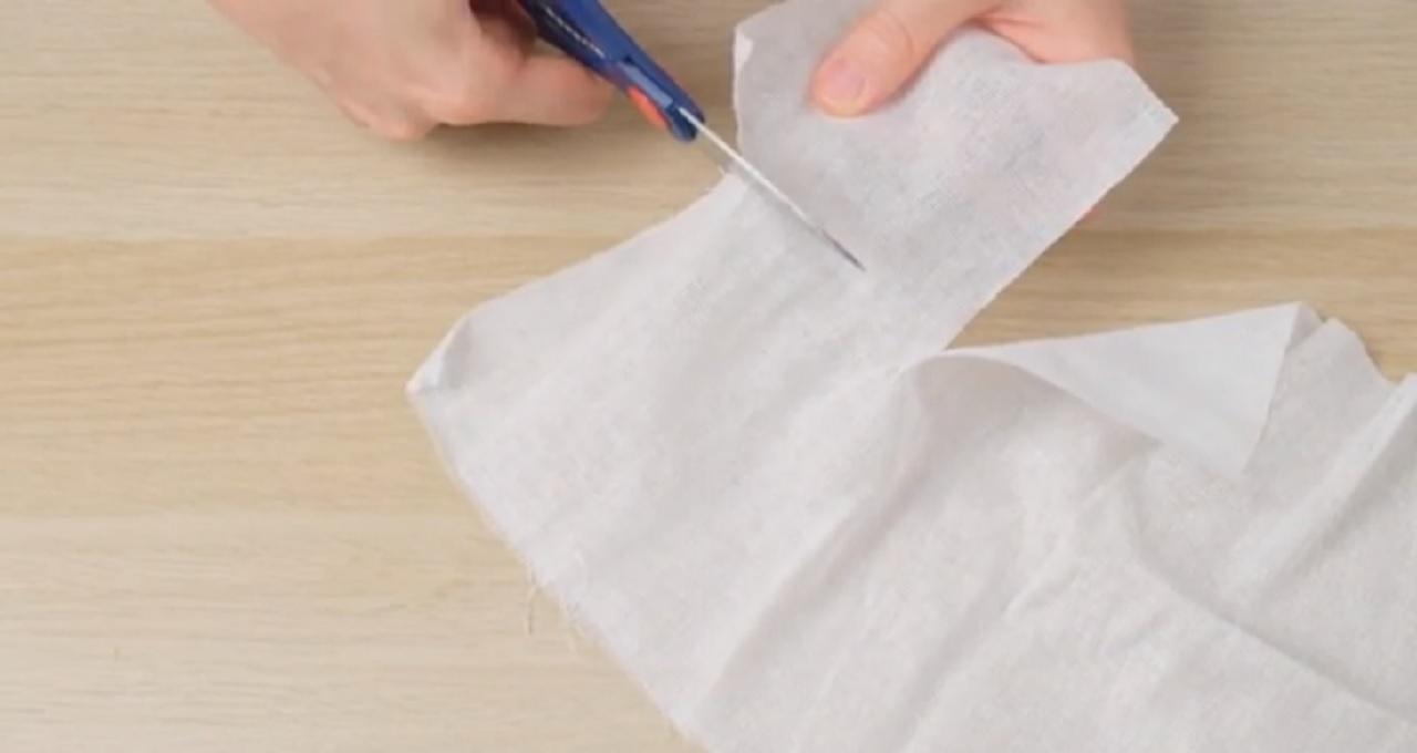 ساخت تی بگ با تا زدن و پیچیدن پارچه پنیر  1