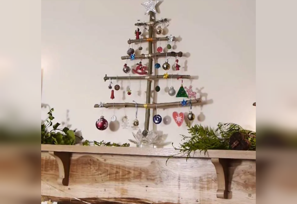 تزیین درخت کریسمس با تکه های چوب