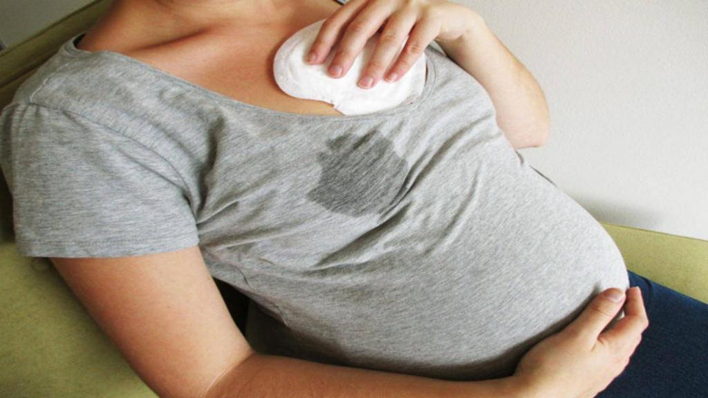 ترشحات سينه در دوران شیردهی؛ علل نشت شیر مادر + راه کنترل آن