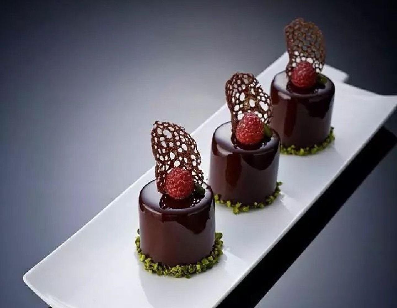 مینی کیک روز زن ساده و شیک شکلاتی