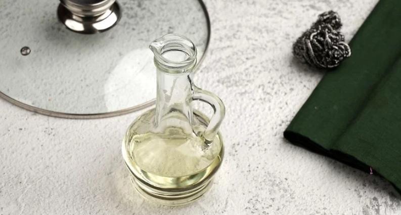 نحوه نچسب کردن ماهی تابه با روغن 2