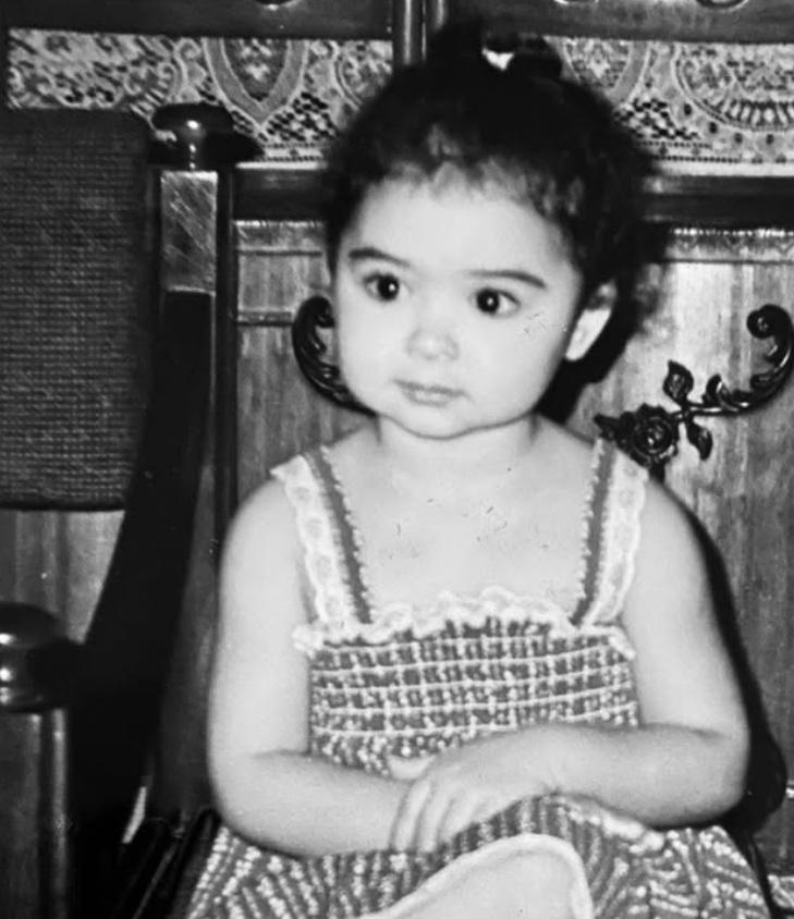 عکس کودکی نیلوفر هوشمند