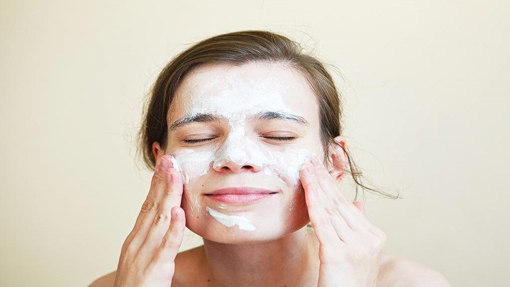 فیشیال پوست چیست؛ پاکسازی و فیشیال پوست در خانه با 15 ماسک طبیعی