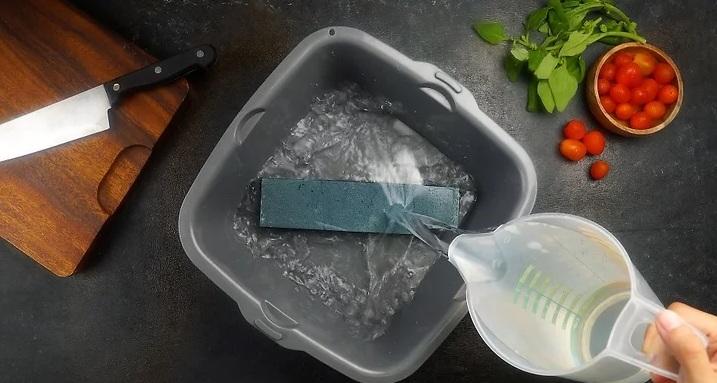 نحوه تیز کردن چاقو با سنگ تیزکن 4