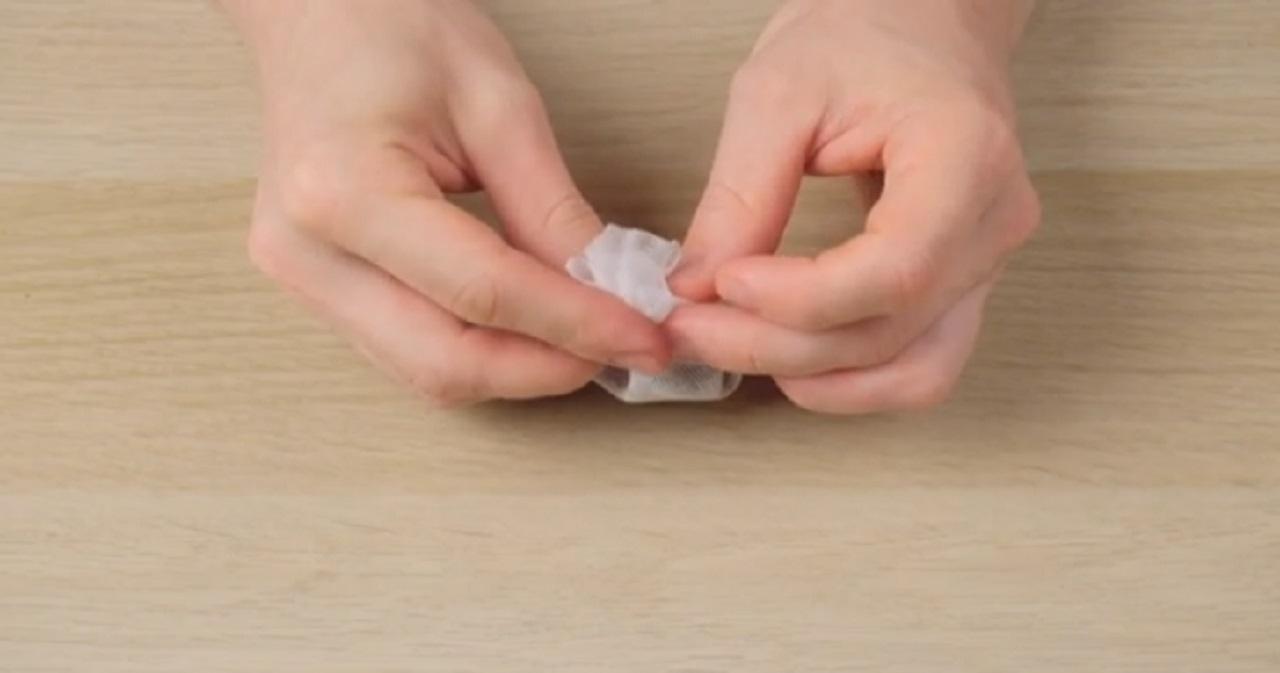 ساخت تی بگ با تا زدن و پیچیدن پارچه پنیر2