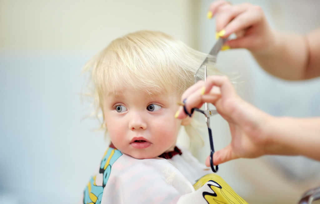 رفتارهای صحیح با کودک هنگام بردن او به آرایشگاه