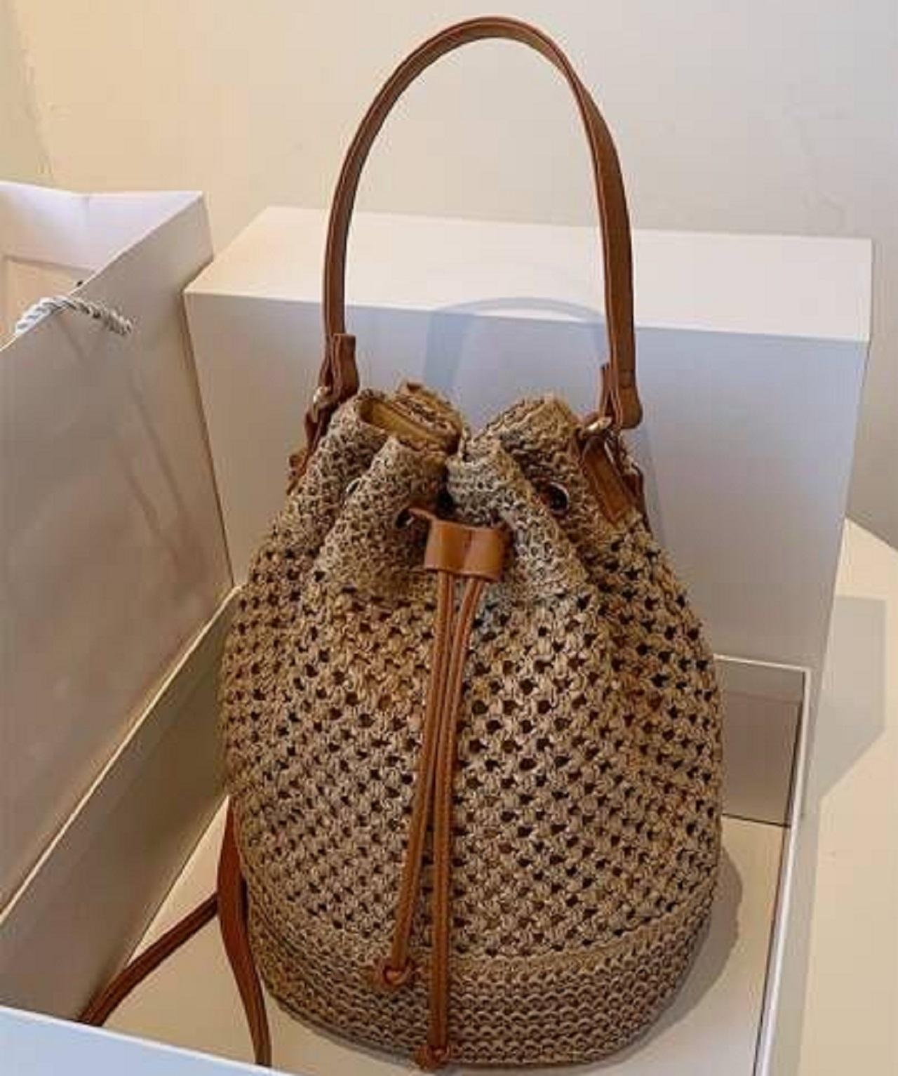 مدل کوله&zwnj; پشتی رافیا با جزئیات چرمی 2