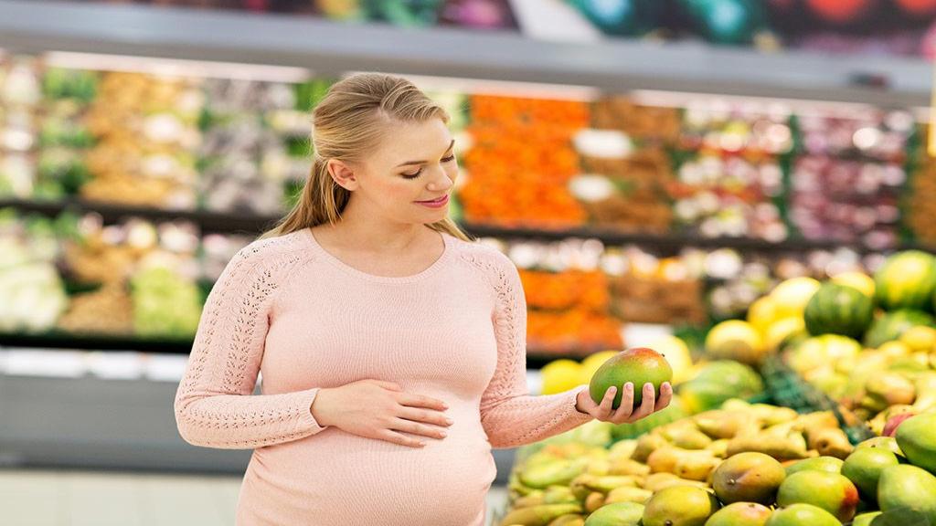 خواص انبه در بارداری؛ 9 دلیل ثابت شده علمی برای مصرف انبه در بارداری و شیردهی + عوارض احتمالی