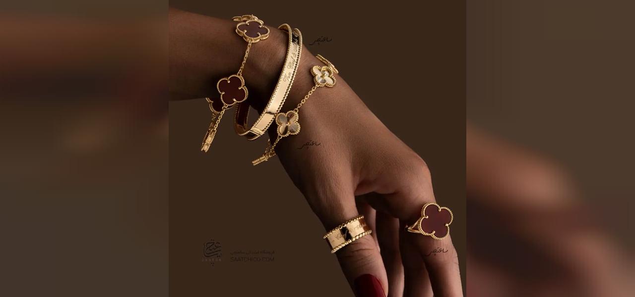 دستبند النگویی و زنجیری در دست یک خانم