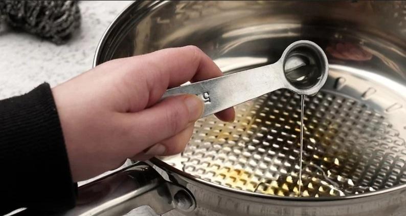 نحوه نچسب کردن ماهی تابه با روغن 16