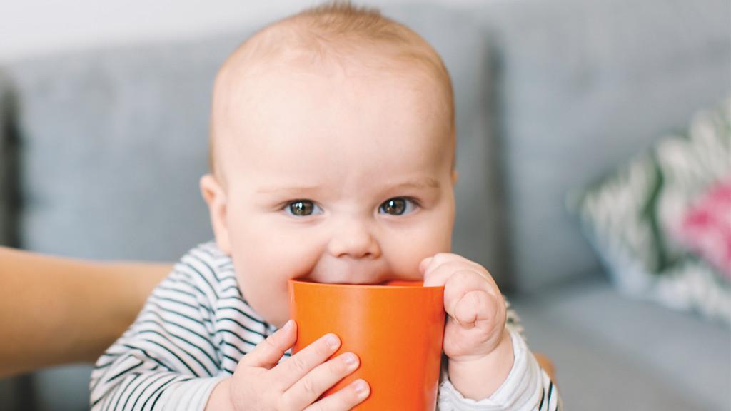 بهترین زمان شروع آب خوردن نوزاد: چه زمانی کودک می تواند آب بنوشد؟