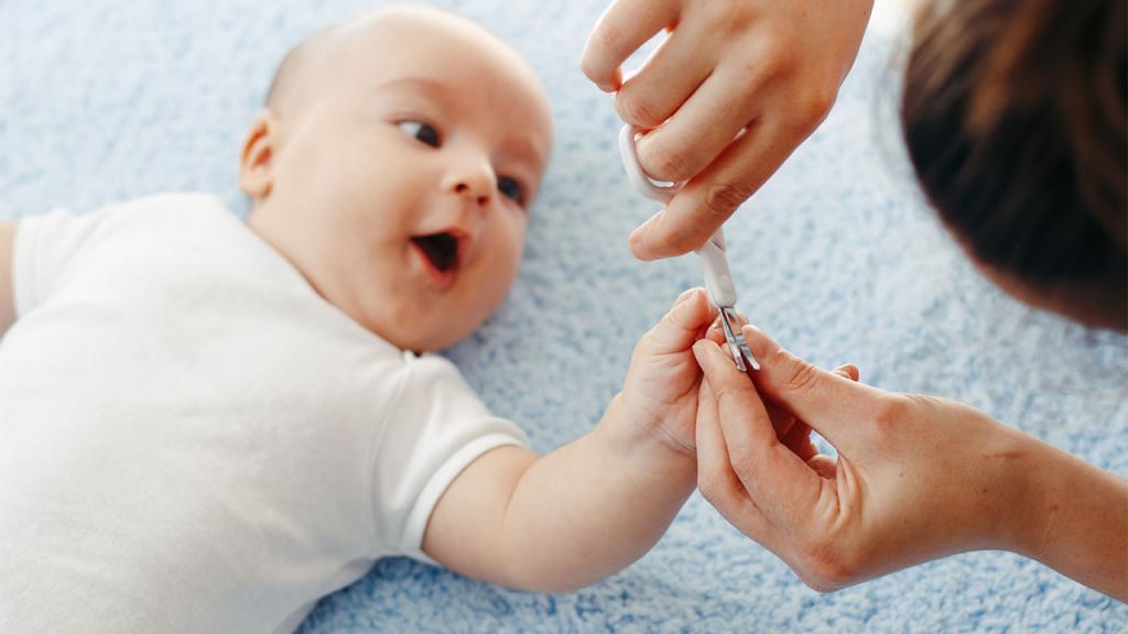 روش کوتاه کردن و گرفتن ناخن نوزاد + نکاتی برای حفظ ایمنی انگشتان او