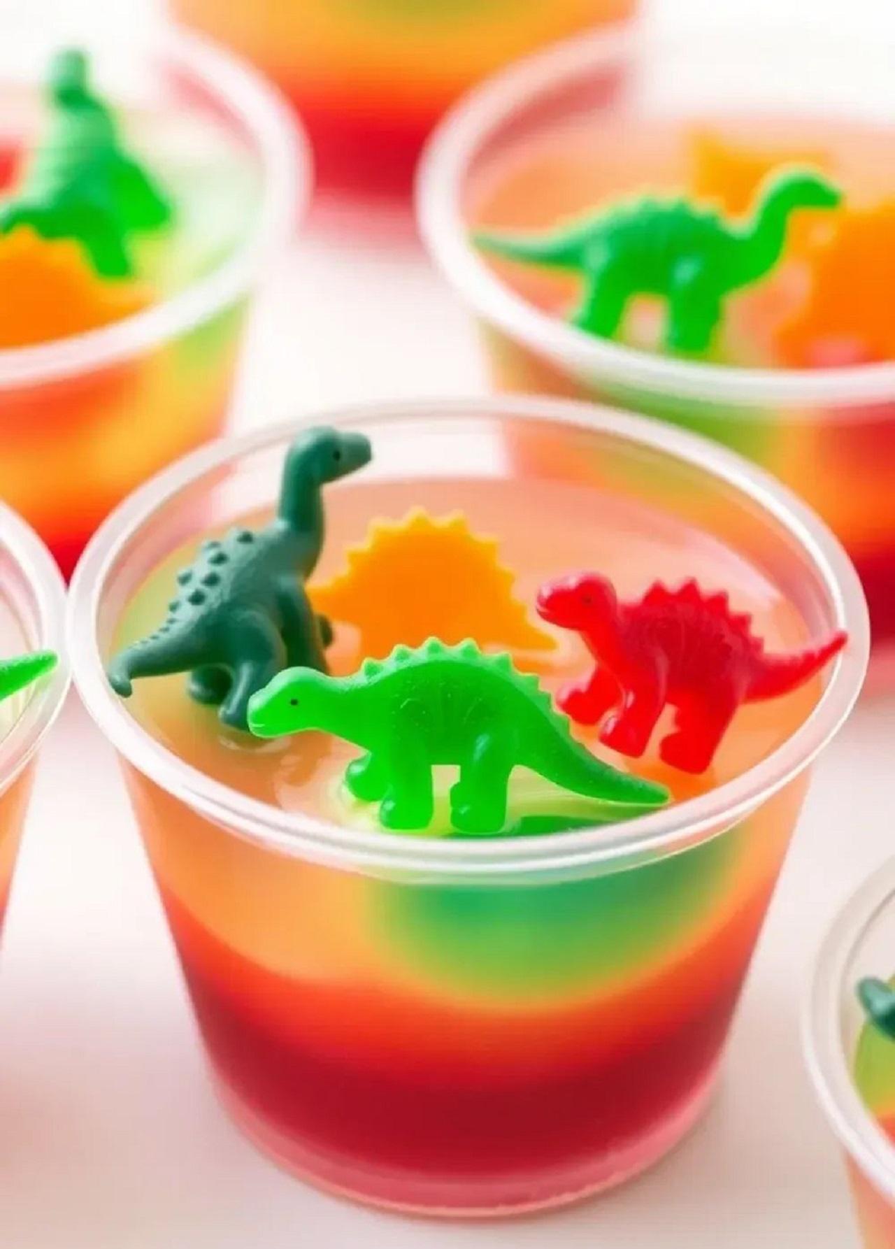 مدل ژله لیوانی برای شب یلدا بچه ها با تزیین پاستیل 3