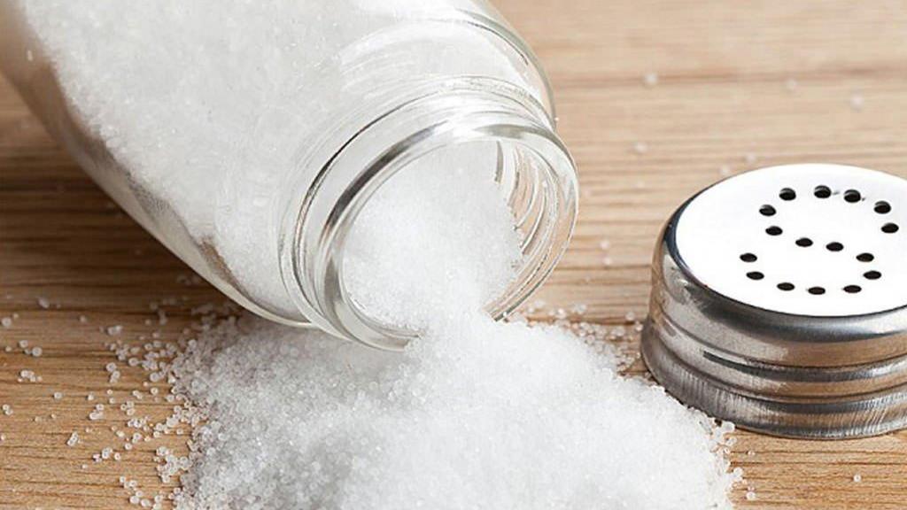 مضرات خوردن نمک زیاد و میزان مصرف مجاز؛ علائم کاهش سدیم در بدن