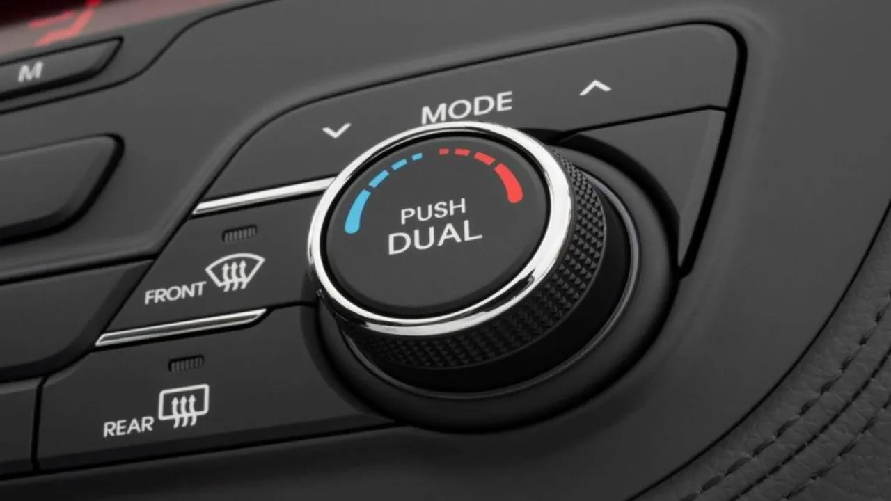 نحوه‌ استفاده از دکمه یخ‌ زدایی خودرو، برای رفع بخار و یخ شیشه ماشین