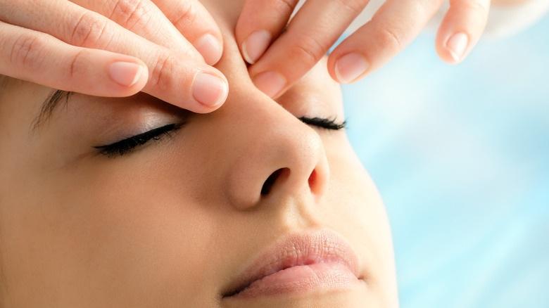 روشهای طبیعی پرپشتکردن ابرو 2