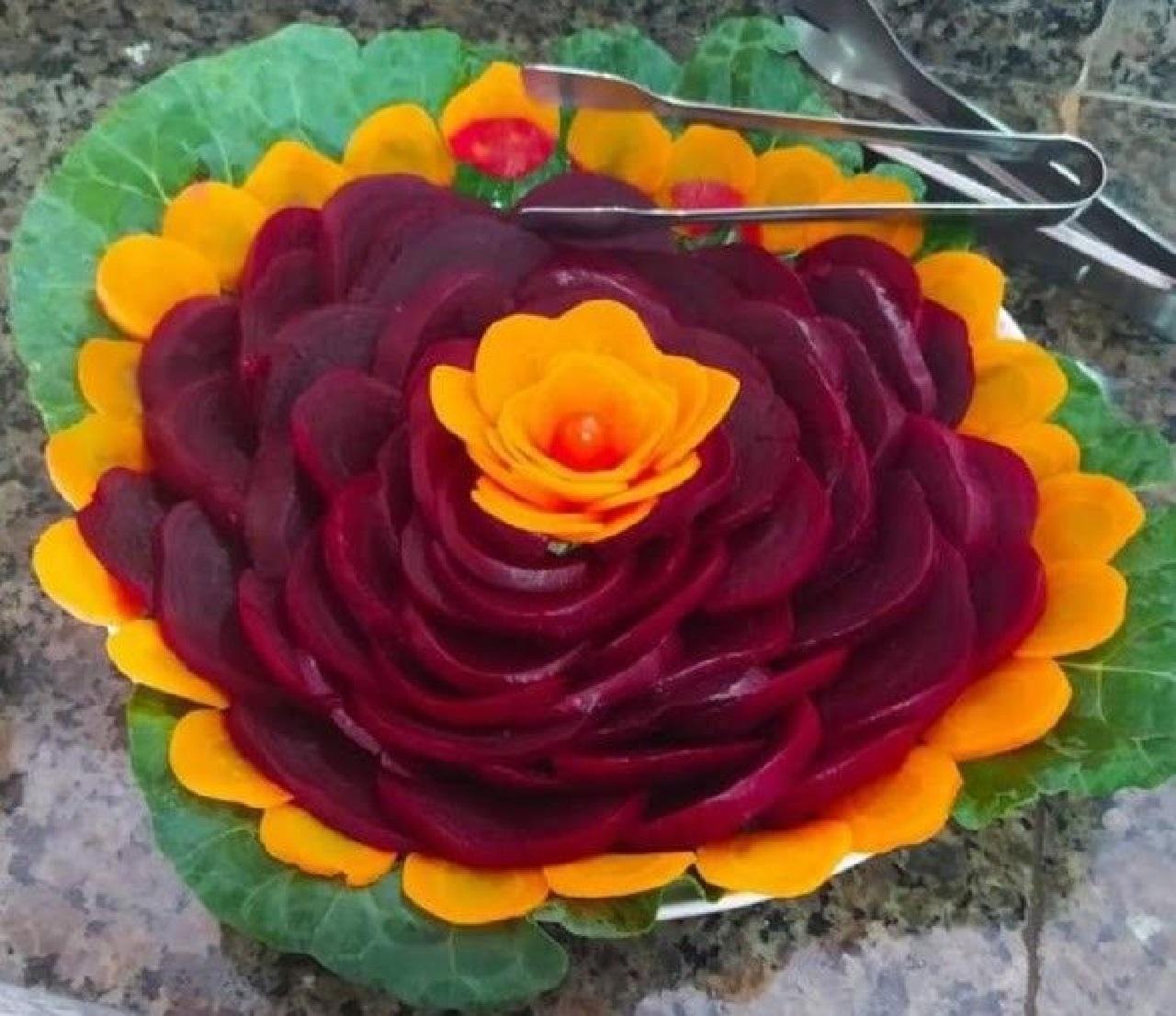 تزیین لبو یلدایی به شکل گل دو رنگ