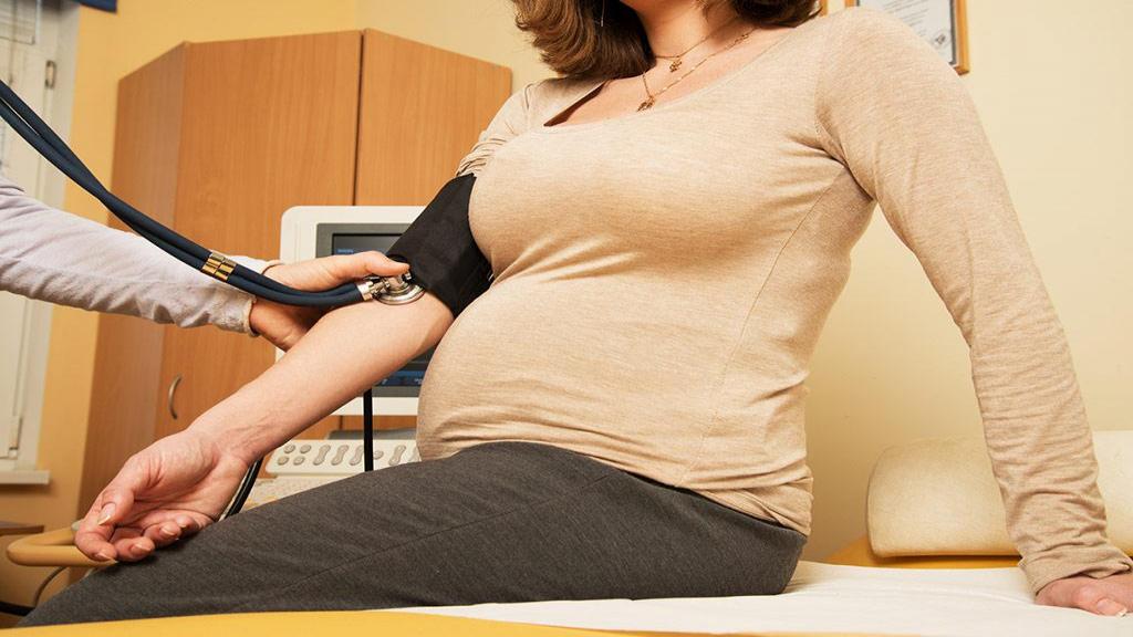 فشار خون پایین در بارداری: علائم؛ علل، خطرات، تشخیص و درمان های خانگی آن